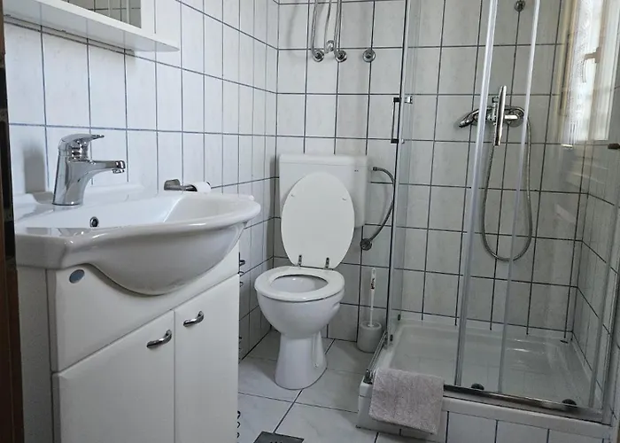 Agroturism Jures مزرعة للإقامة *